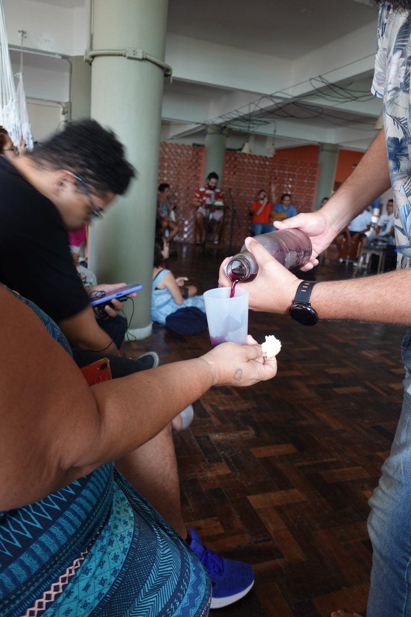 caiogriot's tweet photo. Numa das coisas mais legais que o Episódio 5 traz é o contraponto entre a expulsão da minha mãe de uma igreja que ela frequentou na juventude com essa outra igreja, aberta e cheia de lideranças jovens 
A @Igrejamangue deixou Dona Dalete ainda mais em paz com a sua fé. https://t.co/LLghPwuuNC