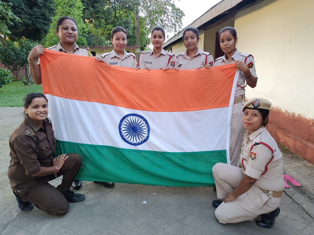 MondiraShyam's tweet photo. Mera hath me tironga #AzadiKaAmritMahotsav
#HarGharTiranga
#HarGharTirangaAssam
@PMOIndia
@HMOIndia
@MinOfCultureGoI
@CMOfficeAssam
@himantabiswa
@DGPAssamPolice
@assampolice
@commandant11th1 https://t.co/dDzqto2F6q