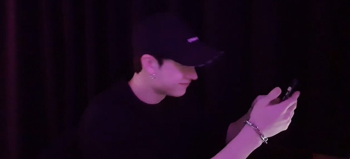 EB0YBCHAN's tweet photo. bang chan looks too pretty under purple lights https://t.co/ghTFBwaRgS