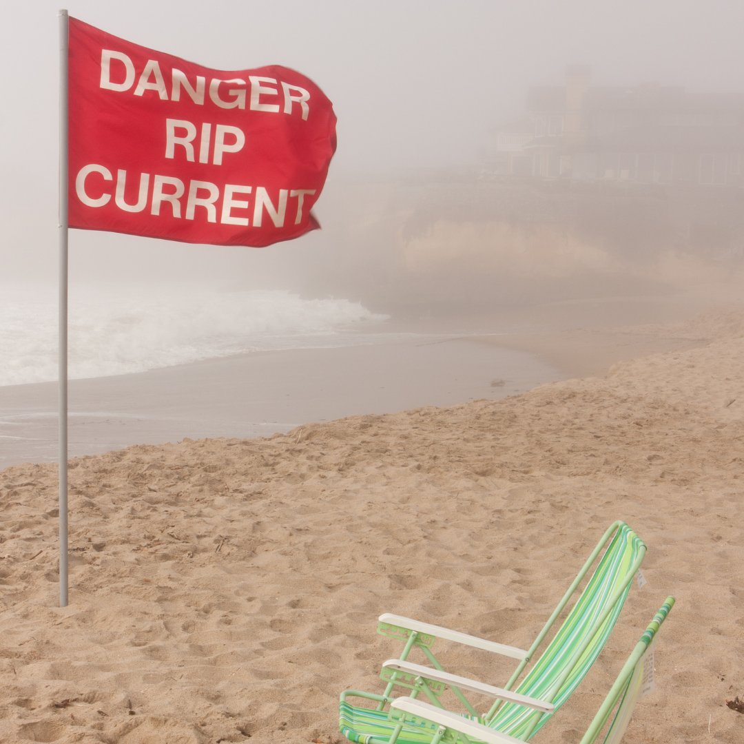 CastleRockInsur's tweet photo. If you get caught in a rip current, stay calm and never swim against the current. https://t.co/x6qZvo9BEt