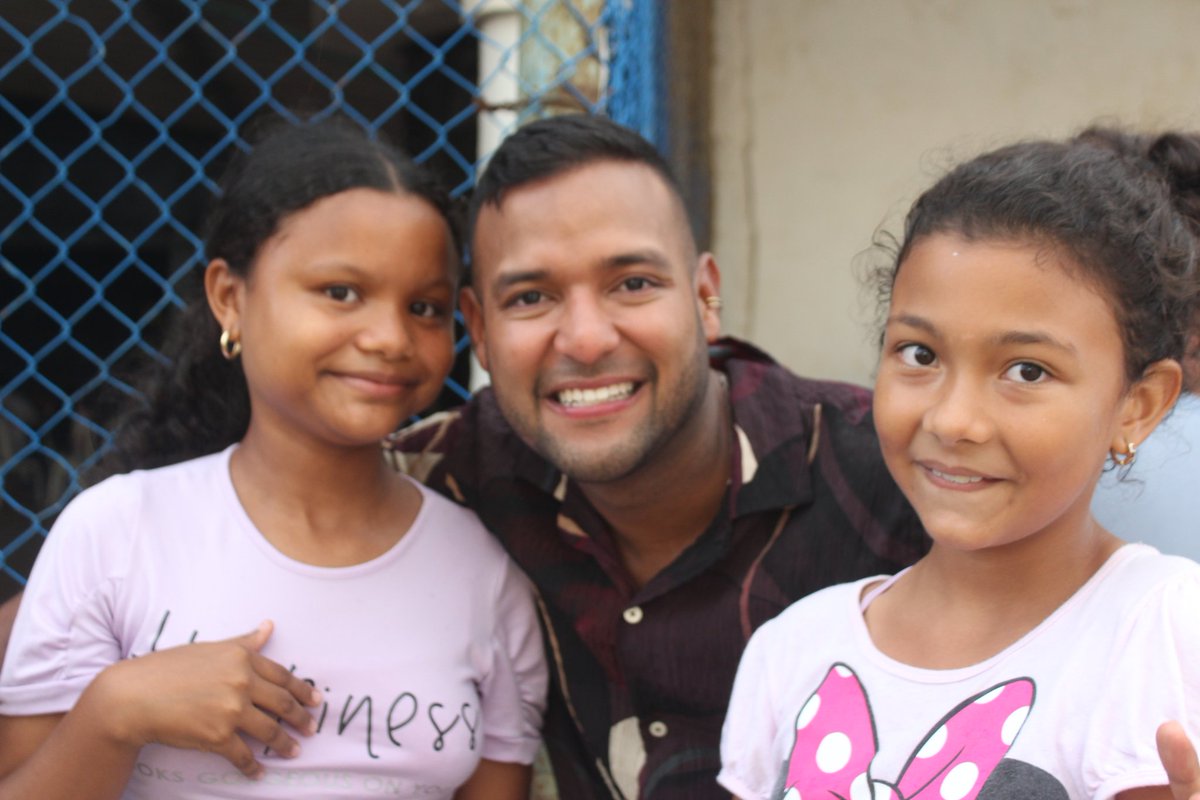 rpcradiolorica's tweet photo. #RPCNoticias 🎙️ Júbilo en Lorica por la llegada de #Heyner ganador del #realityshow #FactorX de @CanalRCN. Una caravana lo esperó y acompañó hasta su casa, donde lo esperaron familiares, amigos y #fans. El joven cantante estará por corto tiempo en su tierra natal. @UsprungH https://t.co/htZgK013NL