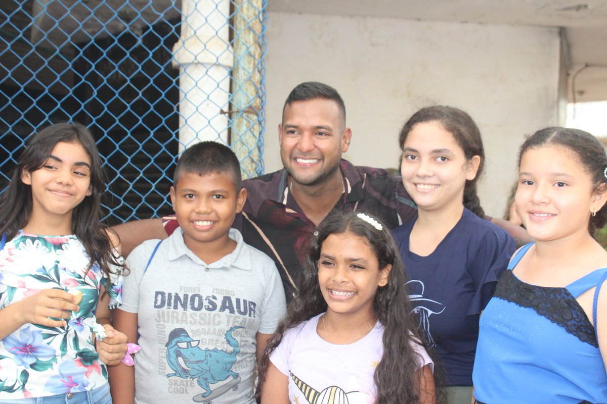 rpcradiolorica's tweet photo. #RPCNoticias 🎙️ Júbilo en Lorica por la llegada de #Heyner ganador del #realityshow #FactorX de @CanalRCN. Una caravana lo esperó y acompañó hasta su casa, donde lo esperaron familiares, amigos y #fans. El joven cantante estará por corto tiempo en su tierra natal. @UsprungH https://t.co/htZgK013NL