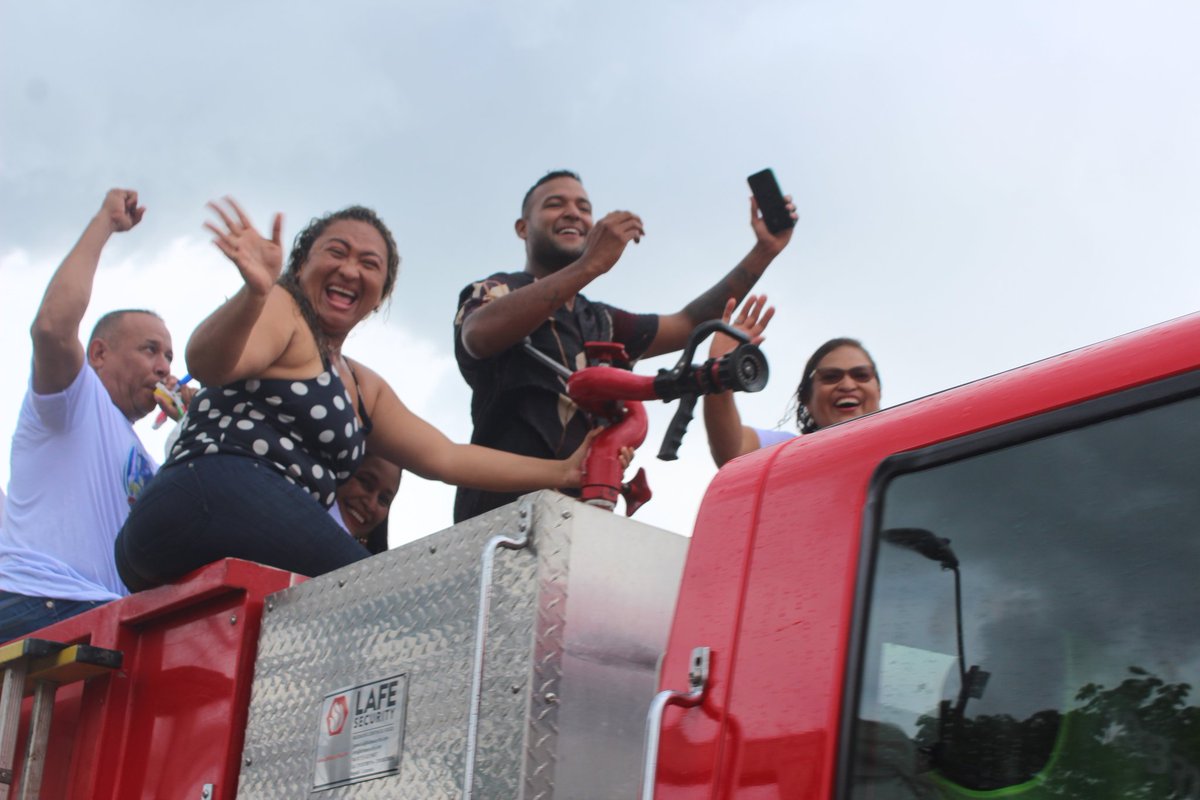 rpcradiolorica's tweet photo. #RPCNoticias 🎙️ Júbilo en Lorica por la llegada de #Heyner ganador del #realityshow #FactorX de @CanalRCN. Una caravana lo esperó y acompañó hasta su casa, donde lo esperaron familiares, amigos y #fans. El joven cantante estará por corto tiempo en su tierra natal. @UsprungH https://t.co/htZgK013NL