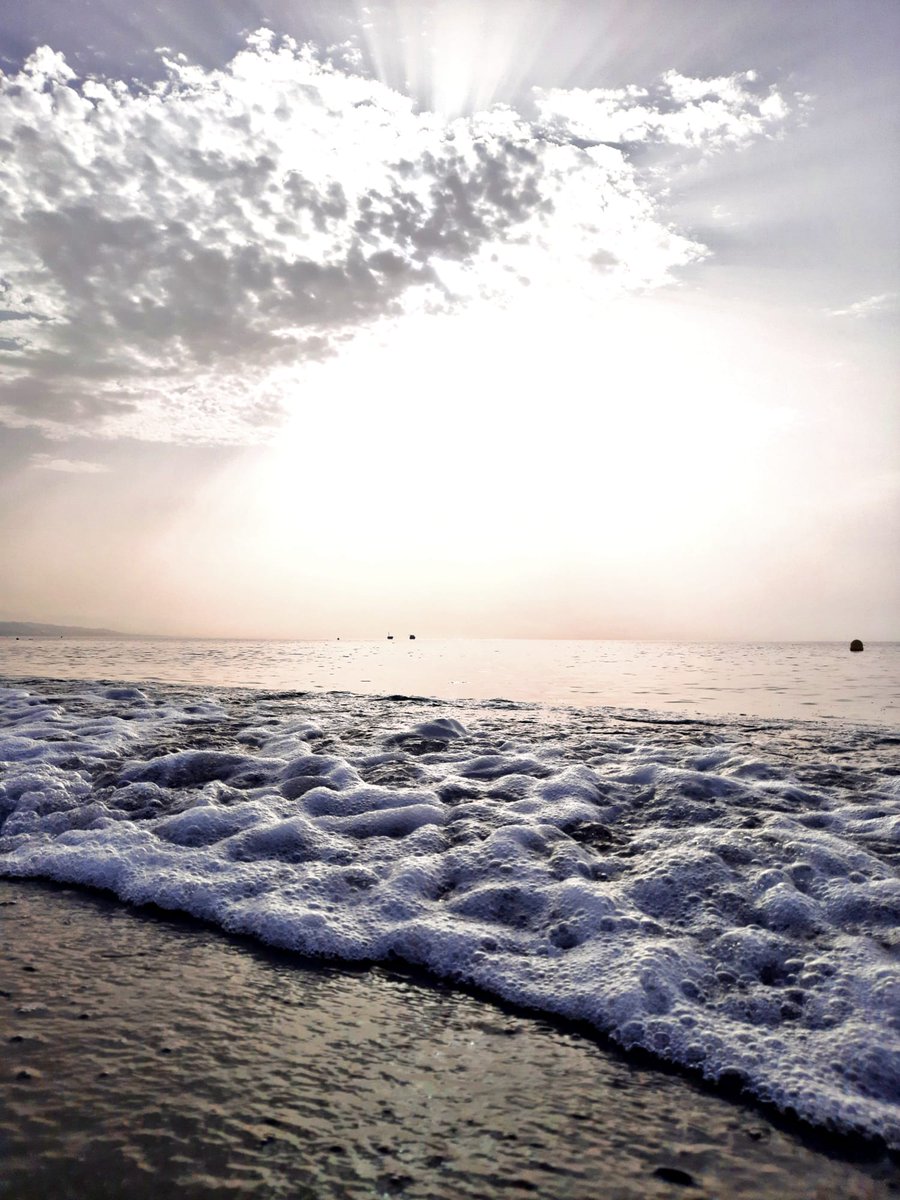 Vive el verano! En una playa malagueña temprano de la mañana, el agua... Espectacular, temperatura ideal, cristalina! #vivelaspequeñascosas #veranoenMálaga