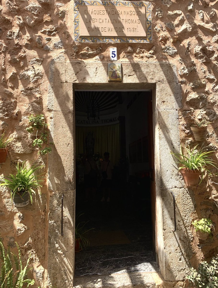 Beautiful doorways 
#valldemossa #majorca #photography #shadows #lightandashade