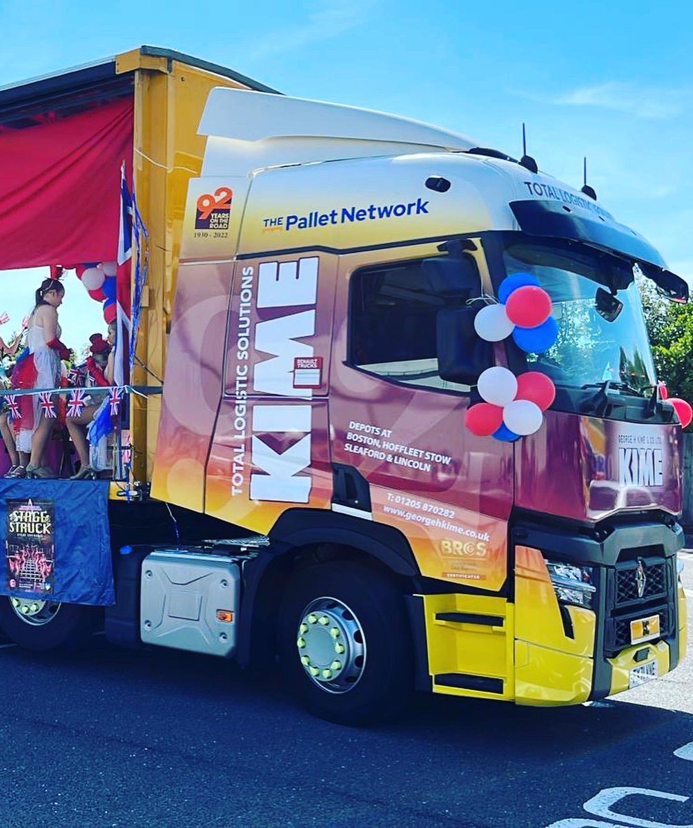 GHK1930's tweet photo. It’s our pleasure to help out and be apart of the Skegness Carnival 2022!
Hope everyone is having a fantastic day!
#carnival #skegness #skegnesscarnival #doingourbit #tpn #thepalletnetwork #haulage #fleet #transport #storage #distribution #lorrydriver #lorries #hgv #articlorry https://t.co/yjIY3oyJf2