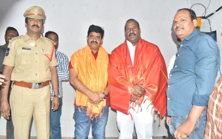 DeputyMayorpmc's tweet photo. పీర్జాదిగూడ మున్సిపల్ కార్పొరేషన్ పరిధిలోని 6వ డివిజన్ లోని బాలాజీ  రెసిడెన్షియల్ లో సీసీ కెమెరాలు  ప్రారంభించడానికి  ముఖ్య ఆతిధులుగా  గౌరవ మేయర్ జక్క వెంకట్ రెడ్డి  గారు , *గౌరవ డిప్యూటీ మేయర్ కుర్ర శివ కుమార్ గౌడ్* గారు ,విచ్చేసారు. https://t.co/zIs8QpJjc1