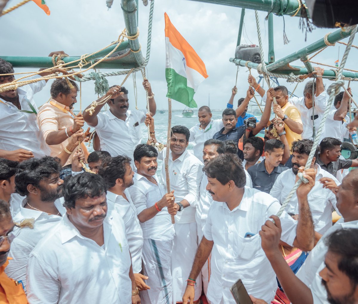 annamalai_k's tweet photo. In the #8YearsOfModiGovt, fishermen from Rameswaram are venturing into the sea with a guarantee of safe return.

We are glad that we could join our fishermen brothers today to commemorate #AzadiKaAmritMohotsav with 75 boats carrying our National Flag as part of the #TirangaYatra https://t.co/R4yz24emiY