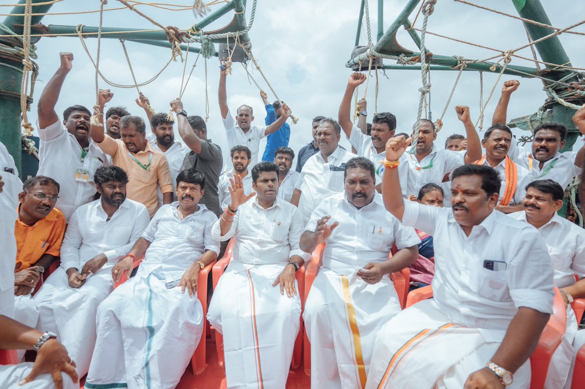 annamalai_k's tweet photo. In the #8YearsOfModiGovt, fishermen from Rameswaram are venturing into the sea with a guarantee of safe return.

We are glad that we could join our fishermen brothers today to commemorate #AzadiKaAmritMohotsav with 75 boats carrying our National Flag as part of the #TirangaYatra https://t.co/R4yz24emiY