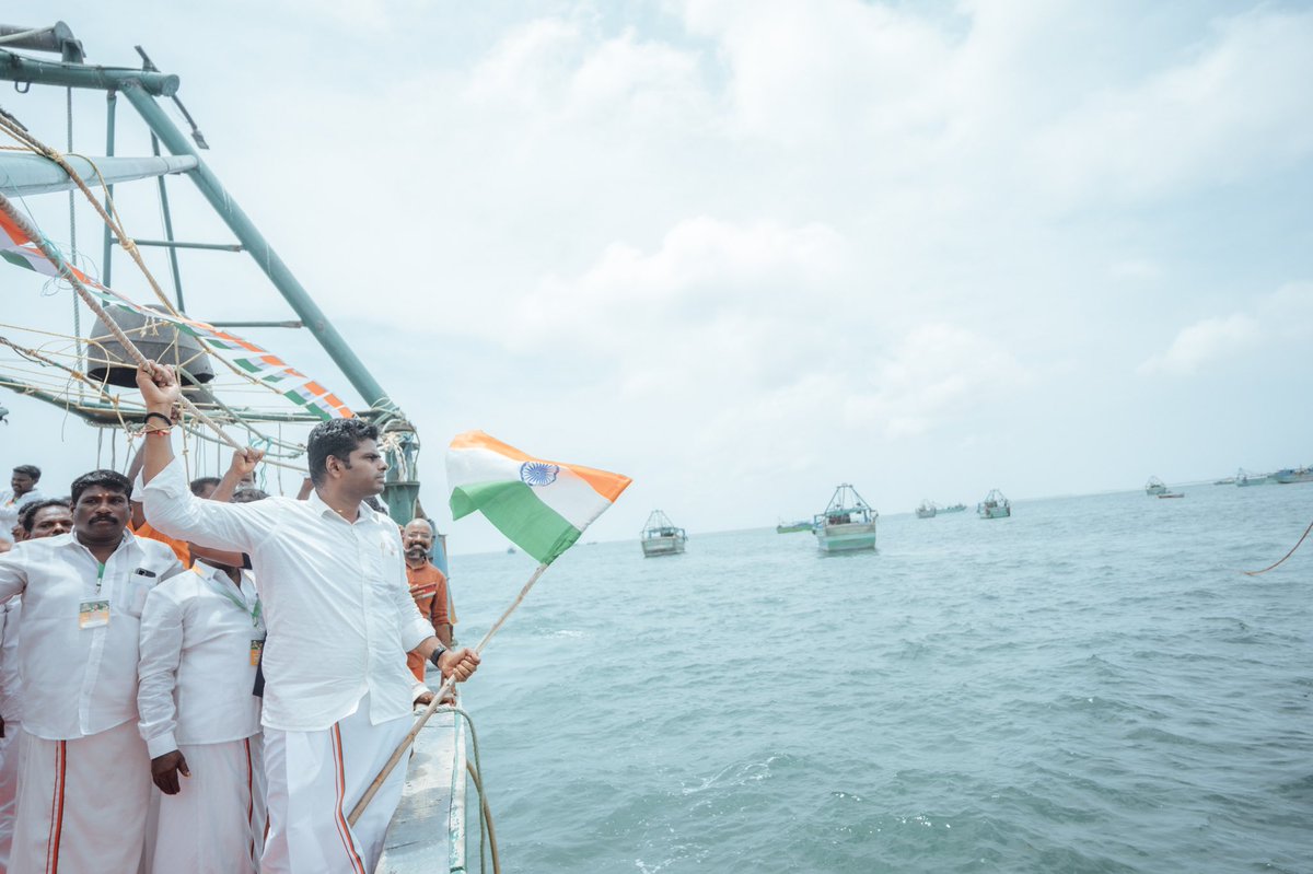 annamalai_k's tweet photo. In the #8YearsOfModiGovt, fishermen from Rameswaram are venturing into the sea with a guarantee of safe return.

We are glad that we could join our fishermen brothers today to commemorate #AzadiKaAmritMohotsav with 75 boats carrying our National Flag as part of the #TirangaYatra https://t.co/R4yz24emiY