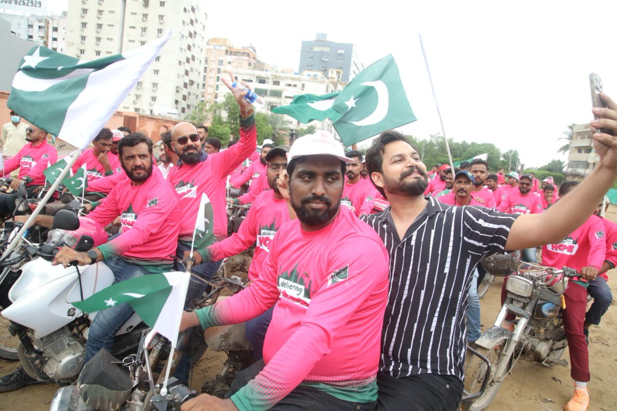 madlock_4am's tweet photo. foodpanda celebrates 75 years with a rally of 75 riders and breaks the history record.
Junaid Akram, Azlan Shah and Bilal Hassan led a rally of 75 riders to celebrate 75 years of independence.
#foodpandaDeliversHope https://t.co/EnKrWXyfR3