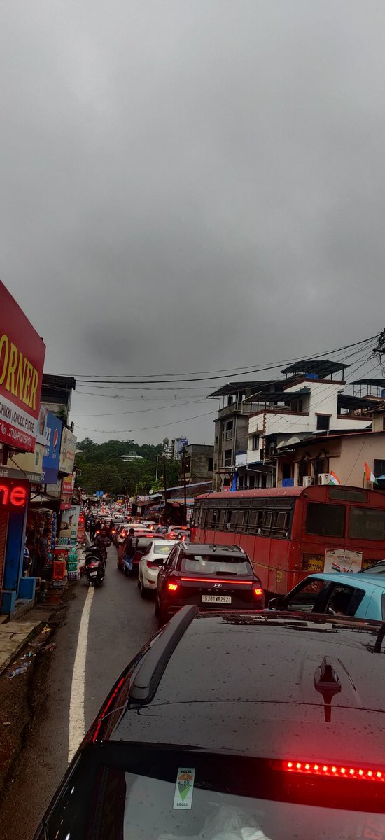 SantoshMedi's tweet photo. This weekend, lonavala out ranked #Bengaluru traffic. The picture below can give you preview of the traffic. 
I'm stuck on the road from 3pm at #lonavala #Mumbai connecting road.
#LongWeekend https://t.co/IAbAw200XK