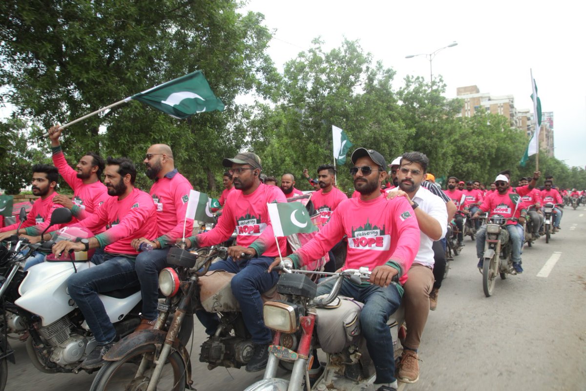 UmerAsif_'s tweet photo. foodpanda delivers hope to the Nation on this Independence Day!
A rally of 75 riders led by Junaid Akram, Azlan Shah and Bilal Hassan.♥️
Good job @foodpanda_pk!🤩
#foodpandaDeliversHope https://t.co/YUcxLart4R