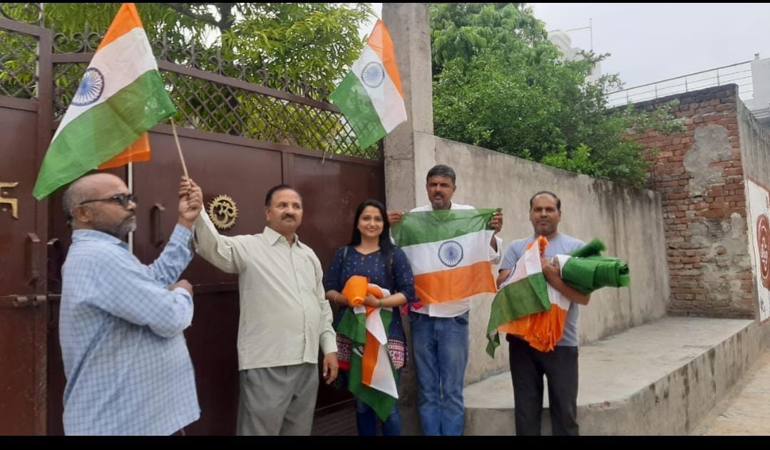 raviguptamrt's tweet photo. आजादी के #75वेअमृतमहोत्सव पर एक NGO संचालिक #PhotoShut के चक्कर में तिरंगे झंडे को सीधा करना भूल गयी  के चक्कर में
@DmMeerut
@Deepak_150786
@meerutpolice
@SuchnaMeerut
@CMOfficeUP
@myogiadityanath https://t.co/eX5gYSCgSK