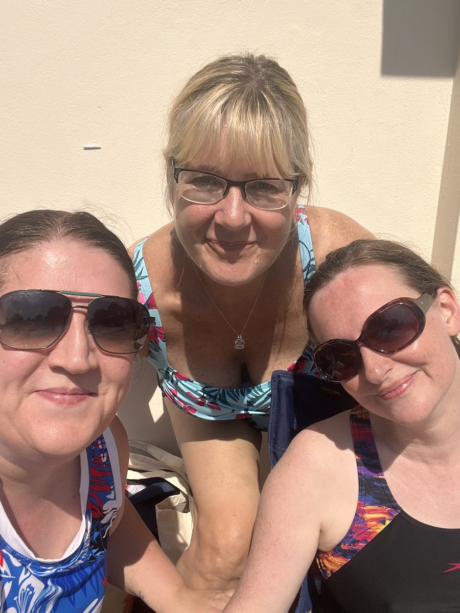 JequalsMC2's tweet photo. Sunday fun in the sun with lovely friends @DSMchic #DroitwichSpaLido https://t.co/LMaAnbdQI9