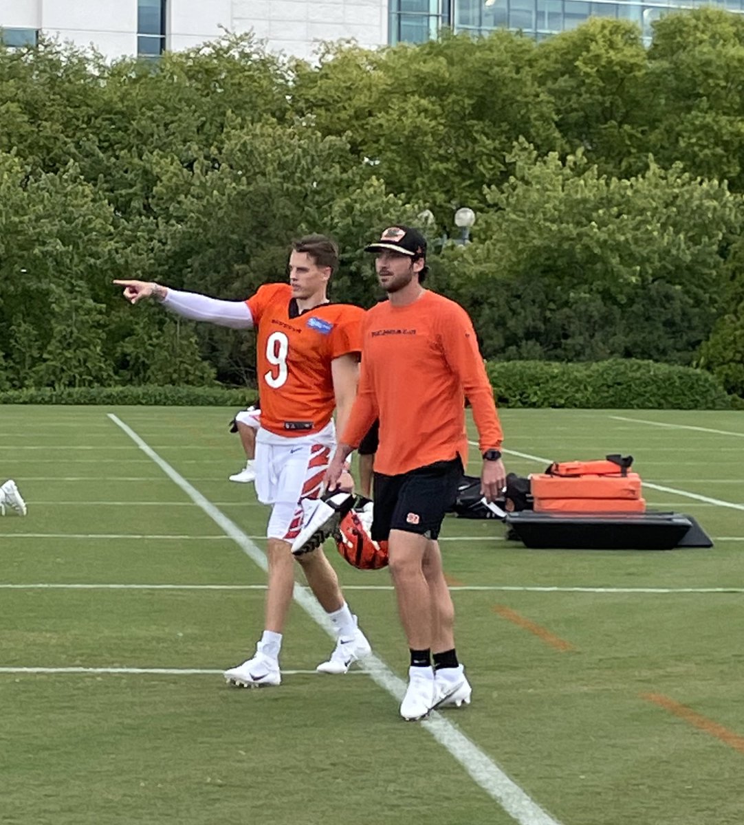 Ben_Baby's tweet photo. Joe Burrow is suited up for his first practice since his appendectomy. https://t.co/18awTs1Cvw