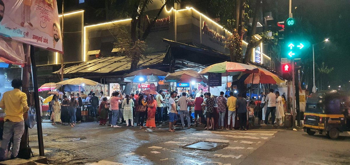 ShethBhumit's tweet photo. @CPMumbaiPolice @MulundPolice @MTPHereToHelp
Location Dr Ambedkar road &amp; P K road corner opp to kalidas natya mandir Mulund West because of many food stalls at this corner too much traffic &amp; wrong parking done by people &amp; due to this all resident &amp; senior citizens are troubled https://t.co/ftzZqkKJPo