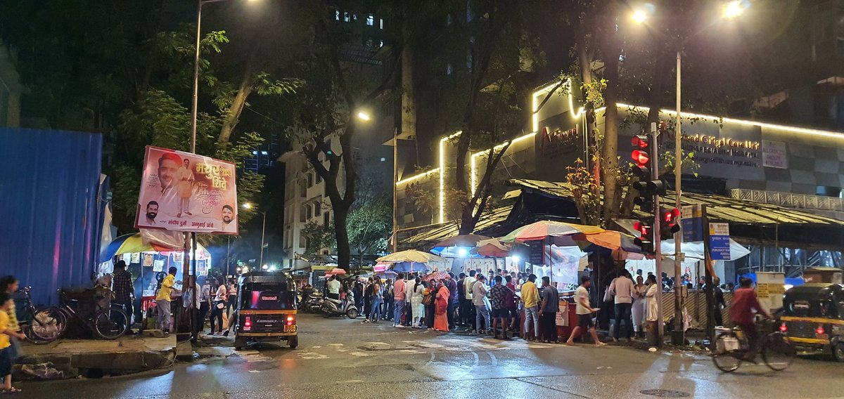 ShethBhumit's tweet photo. @CPMumbaiPolice @MulundPolice @MTPHereToHelp
Location Dr Ambedkar road &amp; P K road corner opp to kalidas natya mandir Mulund West because of many food stalls at this corner too much traffic &amp; wrong parking done by people &amp; due to this all resident &amp; senior citizens are troubled https://t.co/ftzZqkKJPo