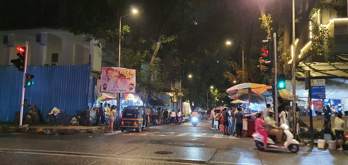 ShethBhumit's tweet photo. @CPMumbaiPolice @MulundPolice @MTPHereToHelp
Location Dr Ambedkar road &amp; P K road corner opp to kalidas natya mandir Mulund West because of many food stalls at this corner too much traffic &amp; wrong parking done by people &amp; due to this all resident &amp; senior citizens are troubled https://t.co/ftzZqkKJPo