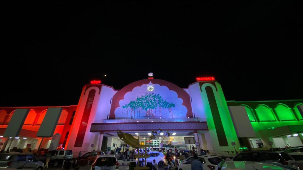 DRMBRCWR's tweet photo. पश्चिम रेलवे के वडोदरा डिवीजन पर #AazadiKaAmritMahotsav के दौरान वडोदरा स्टेशन जहां रंग बिरंगी रोशनी सभी के आकर्षण का केंद्र है @WesternRly @RailMinIndia @MinOfCultureGoI #HarGharTiranga #75stations https://t.co/2dtzqfi8e1