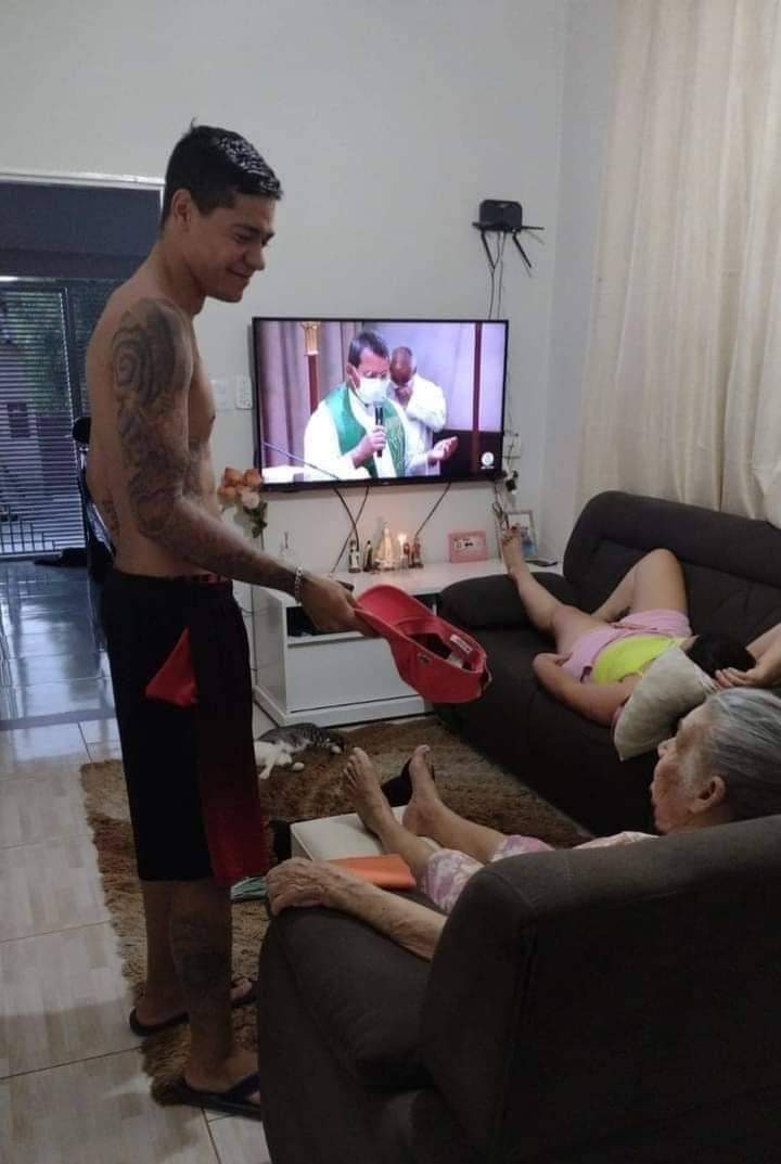 Mi abuela viendo misa por la tele
yo pasando por la ofrenda