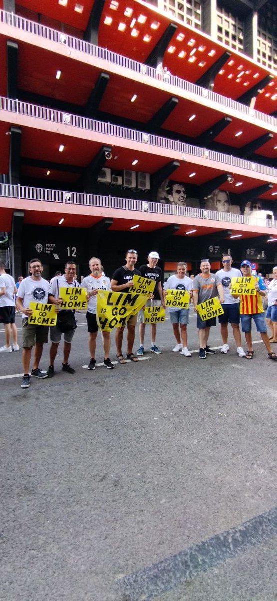 LibertadVCF's tweet photo. ¿Preparados para ver ganar a nuestro Valencia CF?
¿Preparados para un minuto 19 atronador?
Y recordad haceros una foto con la revista La Veu de l’afició, subidla a redes sociales y etiquetadnos.
#LimGoHome

#lvcf https://t.co/jbwuY6rJjU