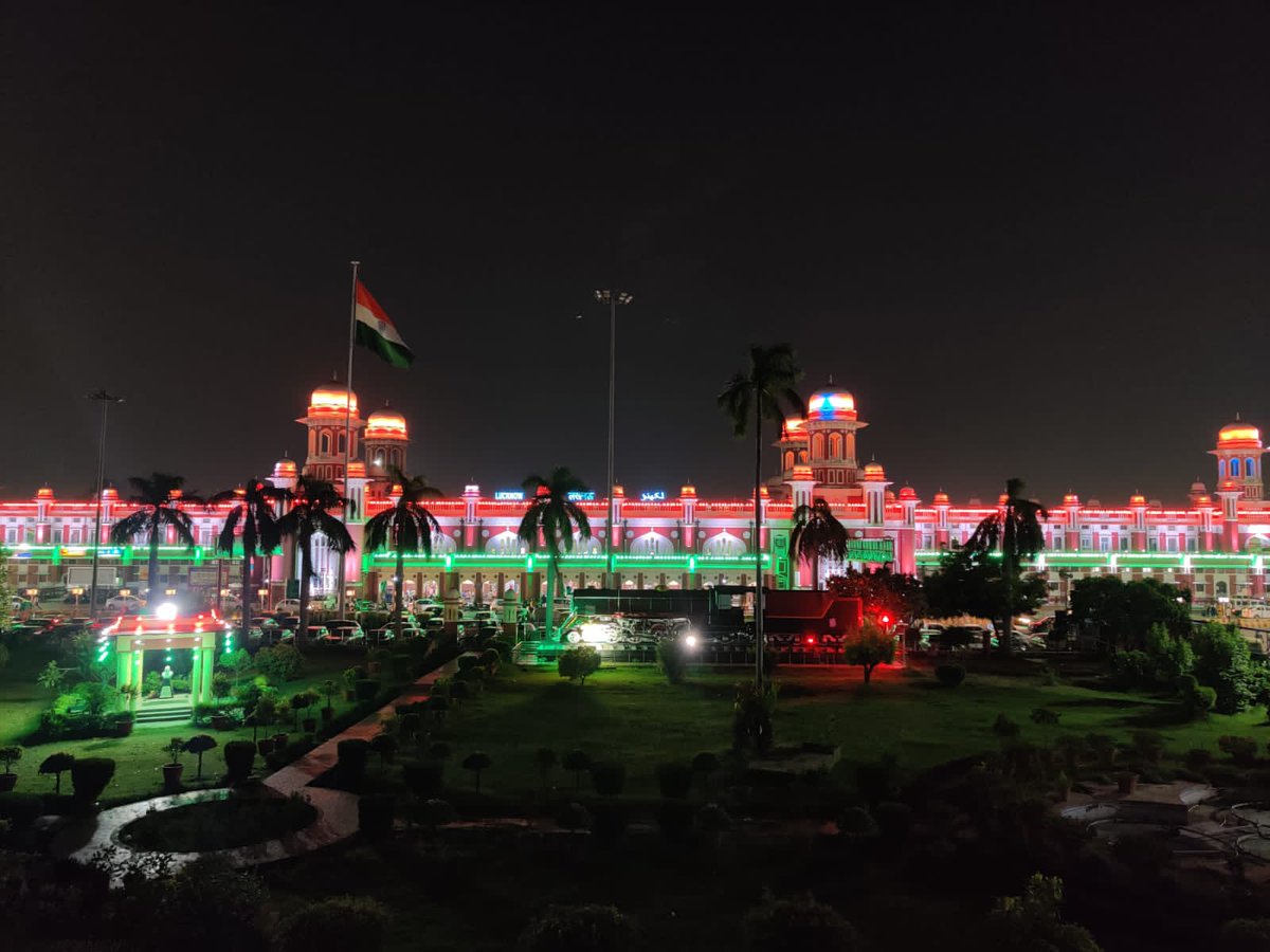RailMinIndia's tweet photo. Draped in tricolour lighting, a glimpse of Lucknow Charbagh Railway Station celebrating #IndiaAt75
#HarGharTiranga https://t.co/lmjEiH7Lpg
