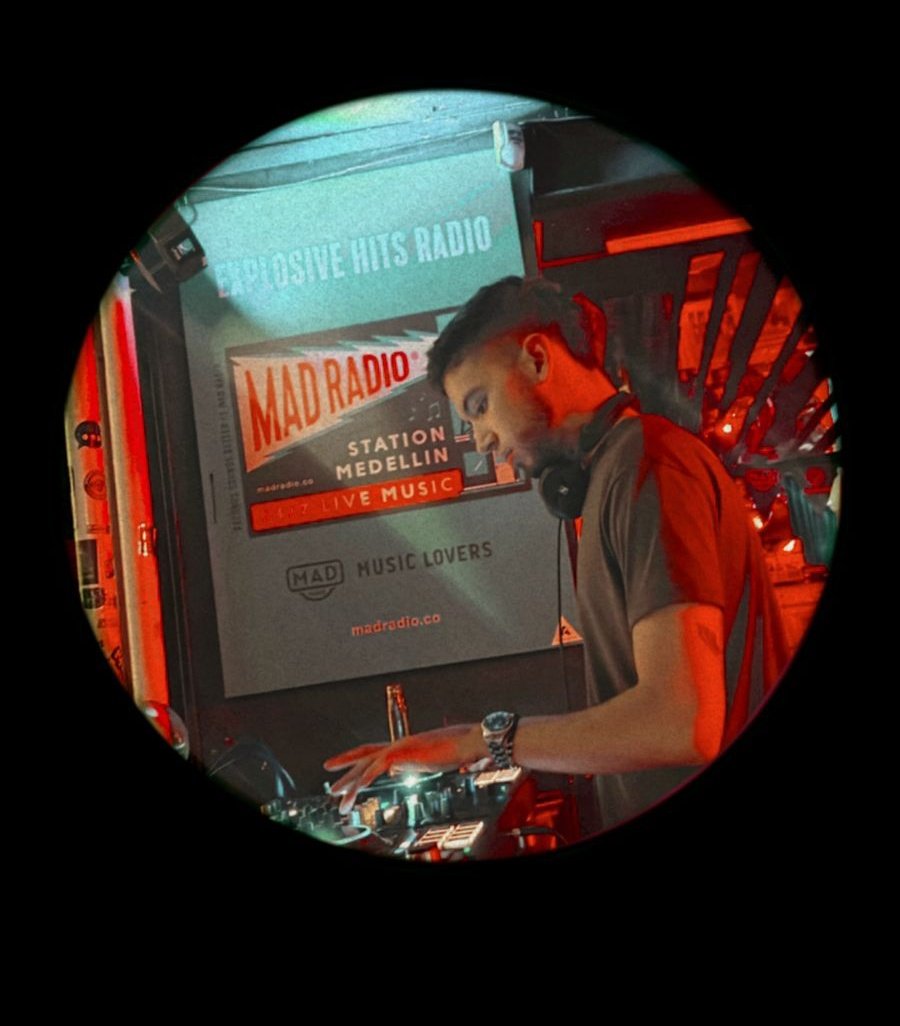 JGonzlez19's tweet photo. Gran Noche Ayer en #MADRADIO #Medellín #Poblado #DJ #producer #feriadeflores #Deepsound #colombia 
Siempre es un Gusto Compartir la Buena Vibra Con Mi Selección Musícal ♥️🌌 https://t.co/xphSEVA5sW