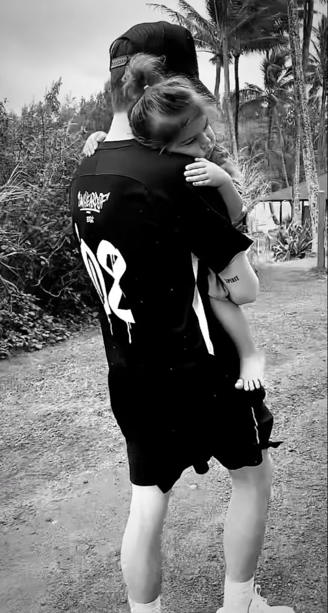lunarchzron's tweet photo. feliz dia dos pais para o melhor pai do mundo todinho, para o meu herói, para o homem que mais amo nesse mundo todinho, eu sou grata todos os dias por ser sua filha, por ter um pai tão incrível como você, eu te amo tanto papai, obrigada por tudo 🥺♥️ https://t.co/jbCNOtrYaZ