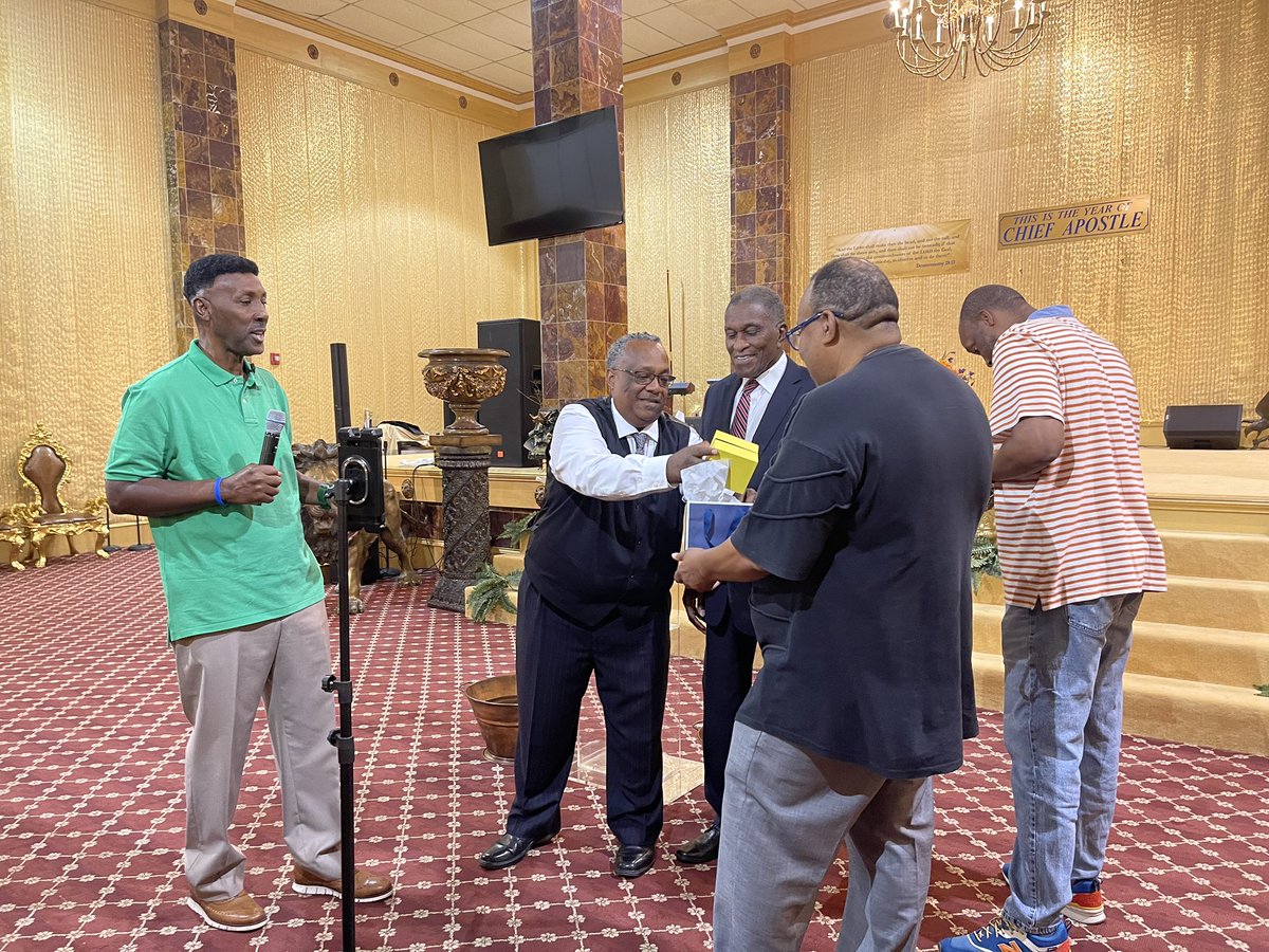worldconfmayors's tweet photo. Sunday service in New Orleans where former Tuskegee Mayor Johnny Ford received a gift as an expression of appreciation for his years of community service. Congratulations! https://t.co/cr5x4KKbjy