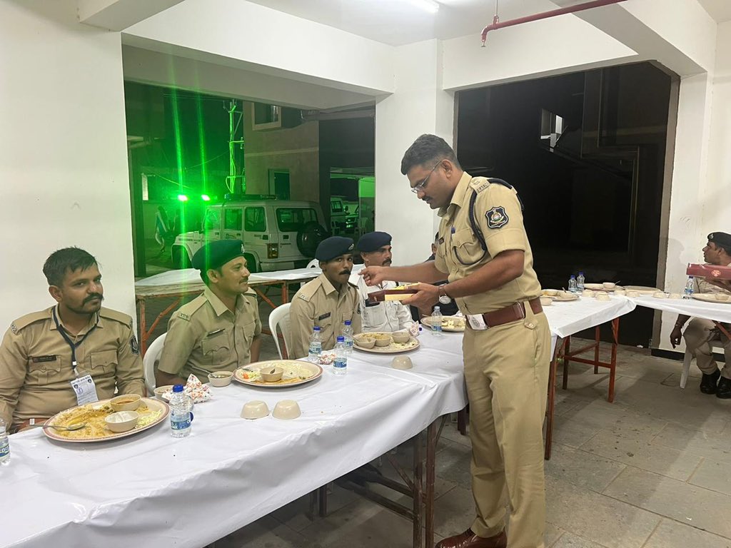 SP_Arvalli's tweet photo. આજરોજ પોલીસ વિભાગના વિવિધ સંવર્ગના કર્મચારીઓના પગાર ભથ્થા વધારા બાબતે સરકારશ્રી દ્વારા જે ફળદાયી નિર્ણય બદલ પોલીસ સ્ટાફ દ્વારા મીઠાઇ ખવડાવી, ફટાકડા ફોડી હર્ષની લાગણી વ્યક્ત કરેલ ત્યારે રેન્જ આઇજીપીશ્રી અને પોલીસ અધિક્ષકનાઓ હાજર રહેલ.@sanghaviharsh @Bhupendrapbjp @dgpgujarat https://t.co/GqFL7DOlxa
