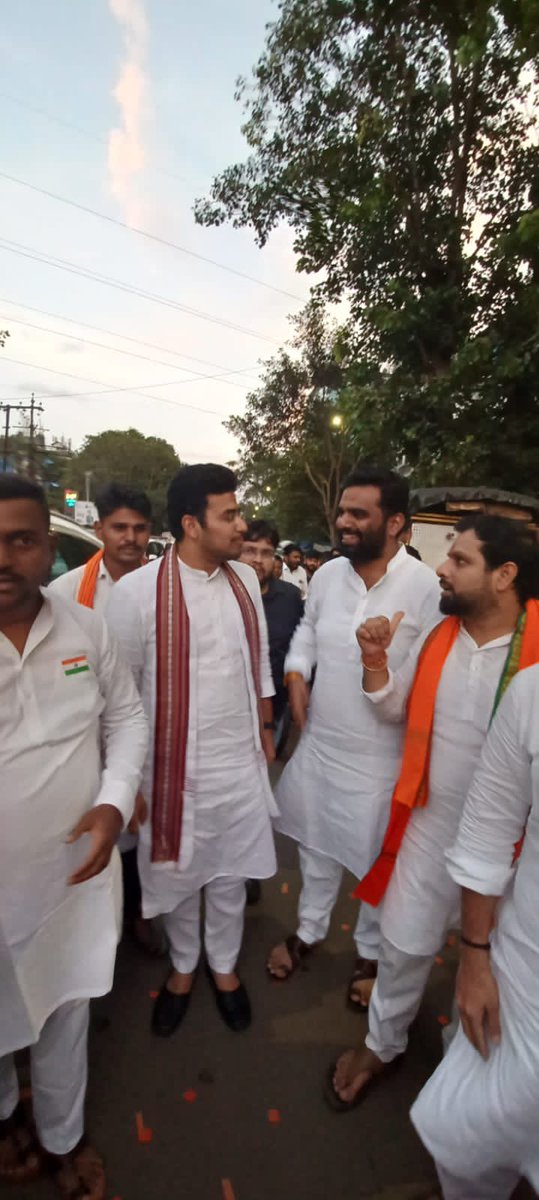 BJYM4Kothrud's tweet photo. #BJYM राष्ट्रीय अध्यक्ष @Tejasvi_Surya जी यांचे BJYM कोथरूड अध्यक्ष @DushyantMohol यांनी जोरदार स्वागत केले.
#आज़ादी_का_अमृत_महोत्सव निमित्त #पुणे शहर BJYM अध्यक्ष @bapumankarbjp यांनी आयोजित केलेल्या #तिरंगा_रैली चे आणि मा. तेजस्वीजी यांचे स्वागत कोथरूड मध्ये स्वागत करण्यात आले https://t.co/Q7A6dQ6Aw2