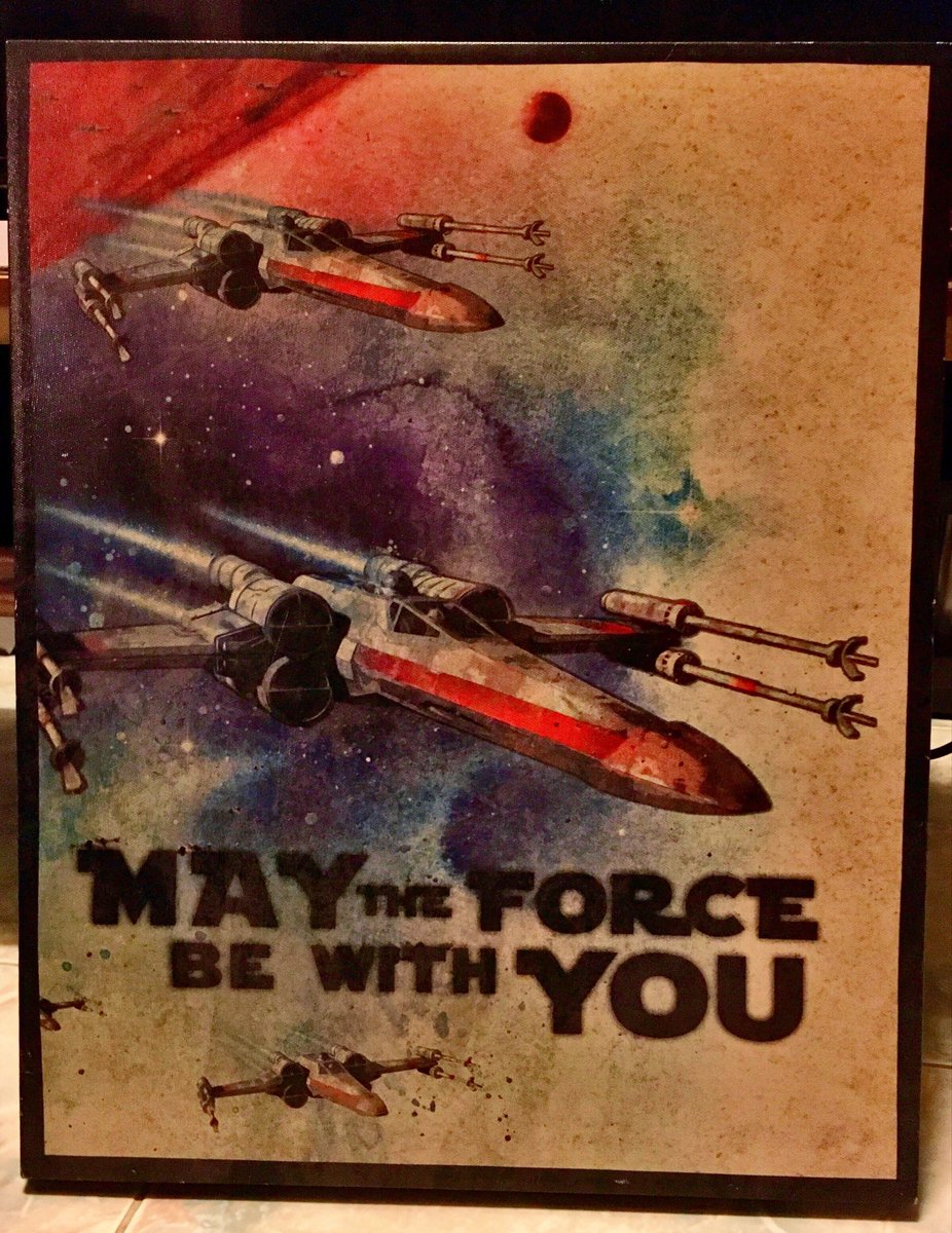 Tomo_Big_Mango's tweet photo. リニューアルオープンしたソイ39のトレファクで、映画マニアをソソる素敵なキャンパス画🇺🇸を発見❗️
取り敢えず、シアタールームに飾るのは来週だな。まだ仮置き。
#ホームシアター
#スターウォーズ
#artissimo https://t.co/jIzBFAME8M