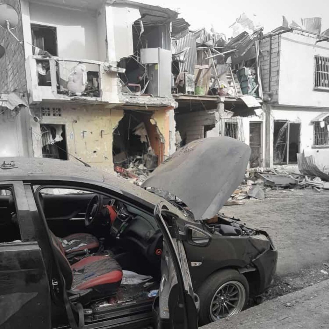 chrisviteri's tweet photo. Increíble, ya al gobierno de los incompetentes de solemnidad se le pasan BOMBAS por las anchetas. No hay inteligencia, solo reaccionan para comunicados fatuos y para recoger escombros!

PD.- Dudo que hasta los escombros los recojan medianamente bien. https://t.co/3bZGjCRPY9