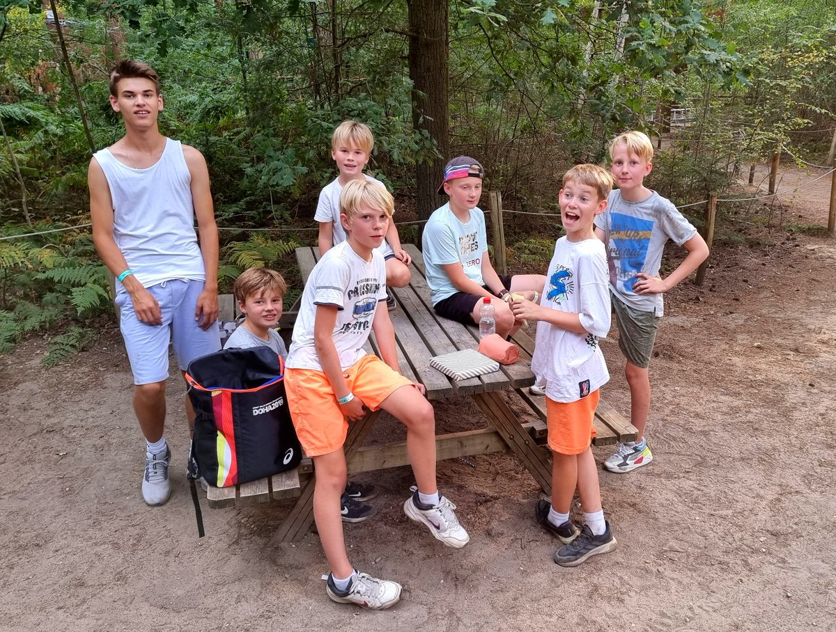 EricRoeske's tweet photo. Klimbos Lage Vuursche, wat een ervaring! #VerjaardagRaglan #Rein #Eske #Mink #Nout #Raglan #Niels #Eric https://t.co/h20aTsCWYl
