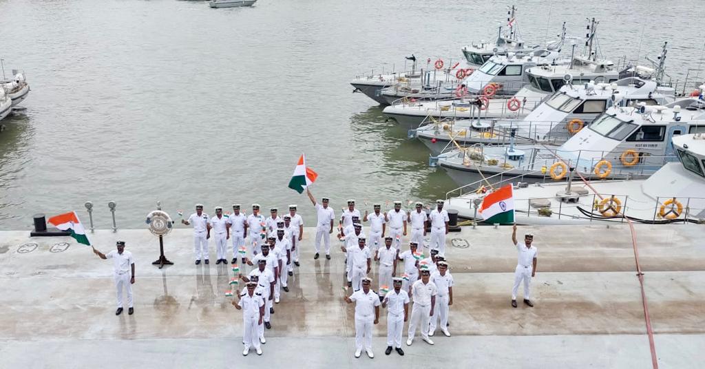 IN_HQMNA's tweet photo. On the eve of Independence Day the Tricolour adorns operational units, residential areas and promenades at #Mumbai. Maharashtra Naval Area continues the glorious celebration of 75 years of Independence as part of #AzadiKaAmritMahotsav #harghartiranga https://t.co/3AcHAByLMX