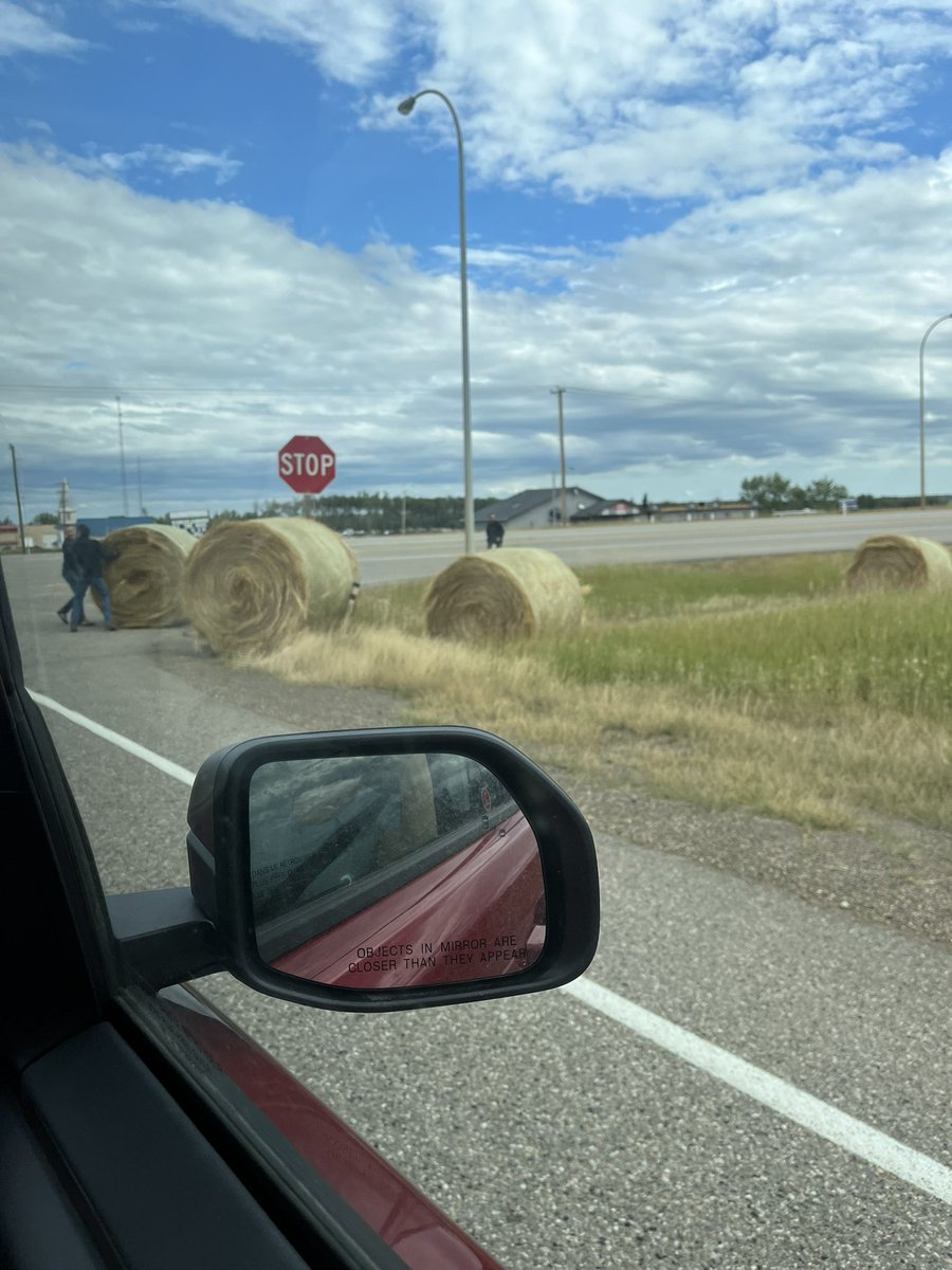 itsSisiK's tweet photo. Hay bails on the loose blocking traffic #citygirlinasmalltown https://t.co/1iugwsO7tu