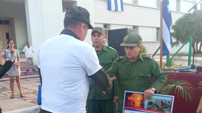 DrRobertoMOjeda's tweet photo. Emotivo homenaje y reconocimiento del pueblo de #Matanzas a los comandos de bomberos de nueve provincias de #Cuba que con #MuchoCoraje contribuyeron a la extinción del incendio. ¡Honrar, honra! @minint_cuba @PartidoPCC @DiazCanelB https://t.co/efDmH2df7i