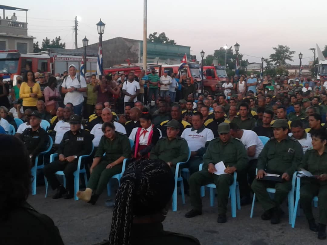 DrRobertoMOjeda's tweet photo. Emotivo homenaje y reconocimiento del pueblo de #Matanzas a los comandos de bomberos de nueve provincias de #Cuba que con #MuchoCoraje contribuyeron a la extinción del incendio. ¡Honrar, honra! @minint_cuba @PartidoPCC @DiazCanelB https://t.co/efDmH2df7i