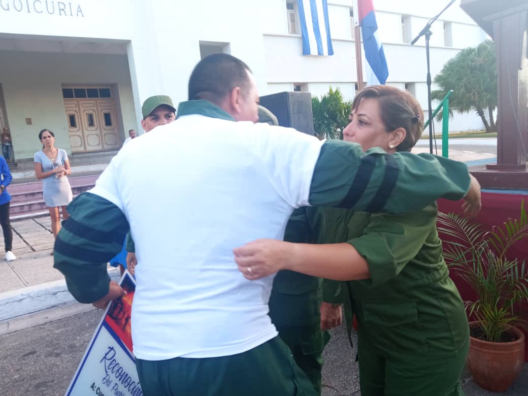 DrRobertoMOjeda's tweet photo. Emotivo homenaje y reconocimiento del pueblo de #Matanzas a los comandos de bomberos de nueve provincias de #Cuba que con #MuchoCoraje contribuyeron a la extinción del incendio. ¡Honrar, honra! @minint_cuba @PartidoPCC @DiazCanelB https://t.co/efDmH2df7i