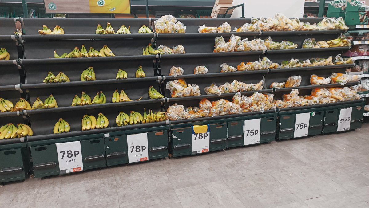Ffyncwraig's tweet photo. In 30 years, I have never understood packing bananas in plastic bags. I can remember when we got the first batch in store back in the early 90's. I worked for Tesco back then. Looks ridiculous when you see the loose and packaged bananas side by side. #Pointlessplasticpackaging https://t.co/AbaYnjFuGM