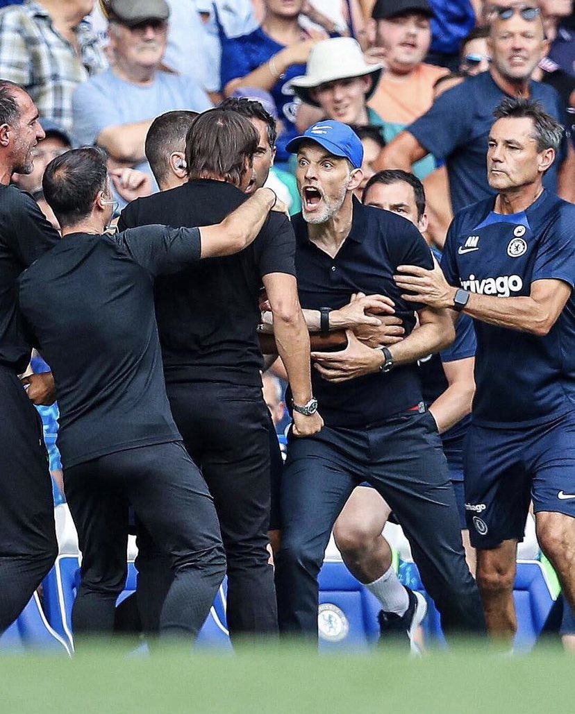 LiegFoot's tweet photo. 🏴󠁧󠁢󠁥󠁮󠁧󠁿 Tensions entre Tuchel et Conte pendant et après le match opposant Chelsea a Tottenham ! 😮🤬

 • Les deux entraîneurs ont vu l’arbitre sortir le carton rouge. 

 • Le score final est de 2 - 2. 

#Chelsea #Tottenham #chelseatottenham https://t.co/9jePUhqwYv