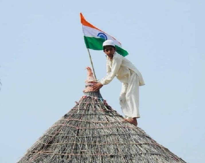 Muhamma78324964's tweet photo. Tringa to hamare dilon m basta 🇮🇳pyari😊 si tasveer k sath happy independence day 🇮🇳 https://t.co/O2MWIAeXCT