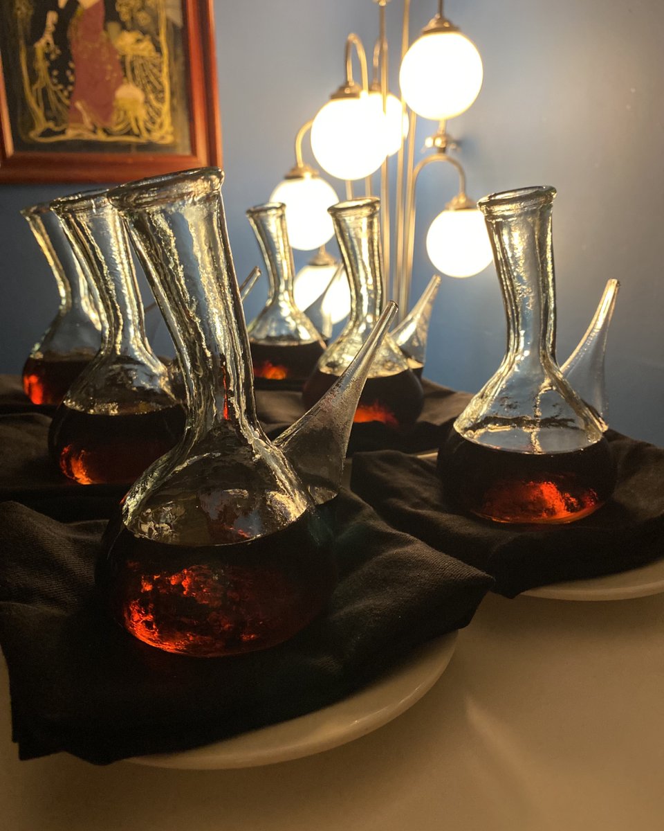 El 'porró' nació hace más de 600 años para compartir y festejar 💫
Pensado para pasar de mano en mano entre todos los miembros de una familia, amigos o desconocidos. 
#lacenaclandestina #gastroshows #gastronomia #porron #barcelona #catalunya