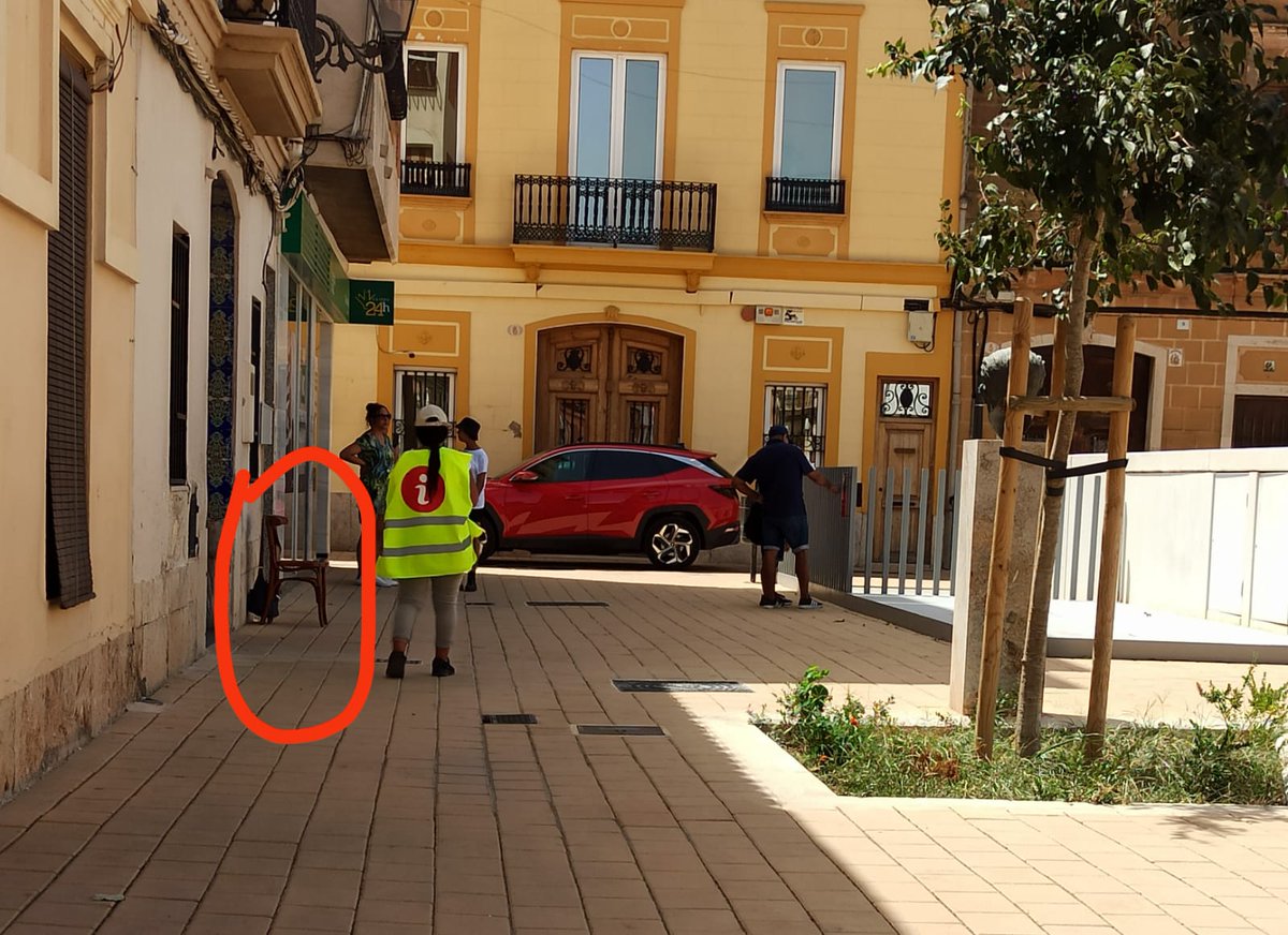 <a href="/metrovalencia/">Metrovalencia</a> és normal tindre a les treballadores 8h en el carrer sense cadira (esta és d'un veí), sense bany, sense ombra i si é festiu sense poder comprar ni aigua amb estes temperatures? #vergonya #treballdigne en Moncada està pitjor, no te ni veïns.