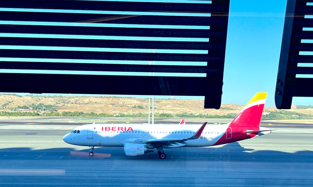 TimmyKernow's tweet photo. Waiting for our final flight home #BA465 #MAD🇪🇸🛫to🛬🇬🇧#LHR.

I love the Iberia lounge in T4s at Aeropuerto Adolfo Suárez Madrid-Barajas. Watching the planes take off, sipping Cava🥂 https://t.co/iMBPHFcFfF