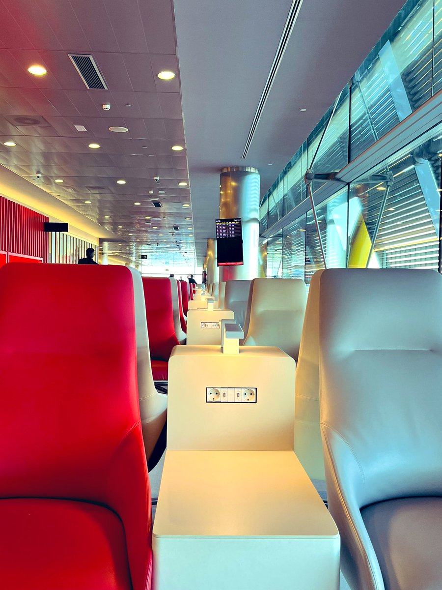TimmyKernow's tweet photo. Waiting for our final flight home #BA465 #MAD🇪🇸🛫to🛬🇬🇧#LHR.

I love the Iberia lounge in T4s at Aeropuerto Adolfo Suárez Madrid-Barajas. Watching the planes take off, sipping Cava🥂 https://t.co/iMBPHFcFfF
