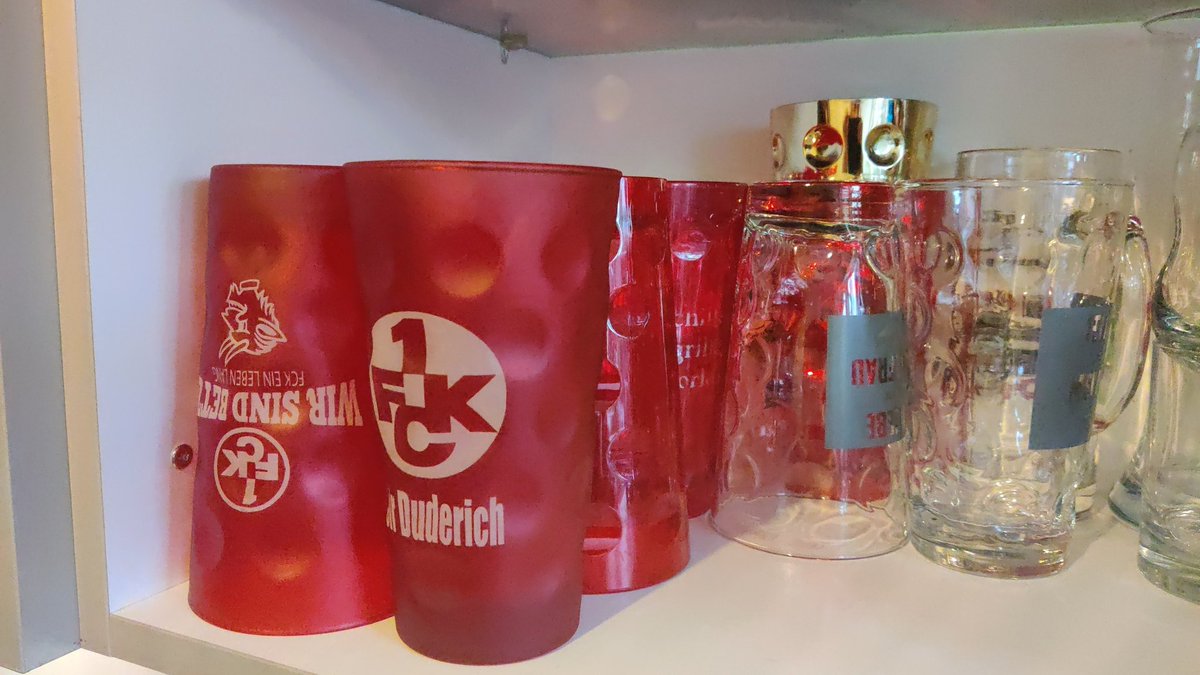 Dude_Lind's tweet photo. Ich wurde gefragt, ob ich normale Gläser habe.... Verstehe die Frage nicht, das SIND doch normale Gläser?! Und insgesamt 20 Stück sind doch auch gerade ausreichend oder? Wir trinken NUR aus denen 🤷♂️ #Dubbe Nur der Junior hat noch n paar Coca-Cola Gläser aus McD Aktionen. https://t.co/toUm9qV5RV