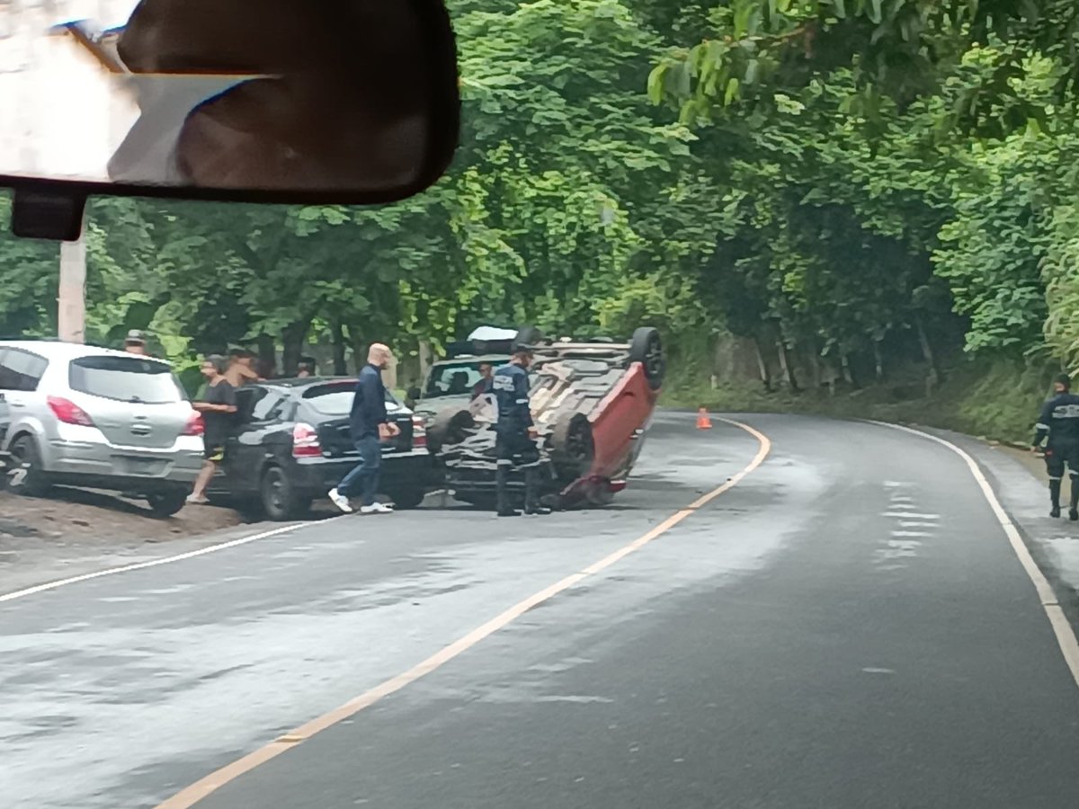 dasanfu's tweet photo. Accidente em cercanias de residencial Miramar calle a San Jose Villanueva @eltraficosv_ @prensagrafica @tcsnoticias https://t.co/zO2LixxRJd