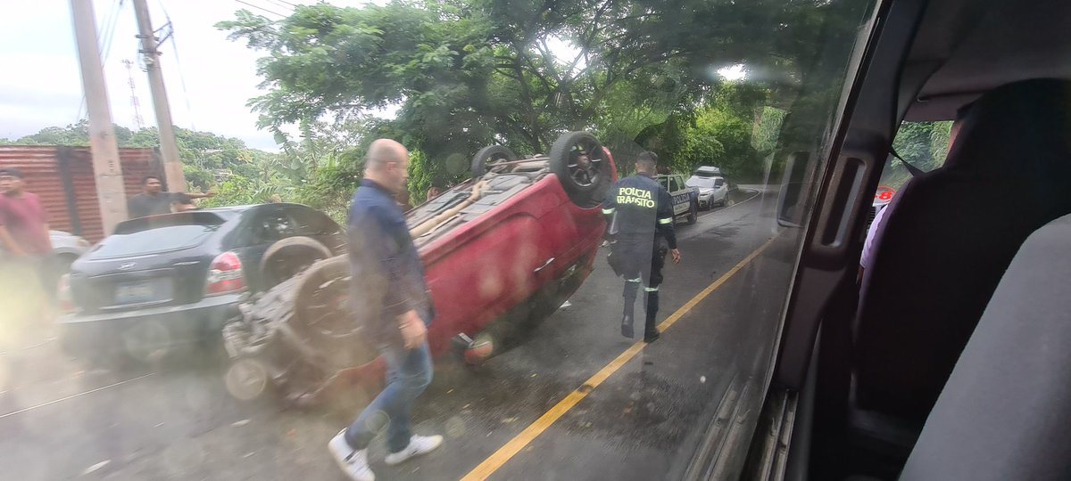 dasanfu's tweet photo. Accidente em cercanias de residencial Miramar calle a San Jose Villanueva @eltraficosv_ @prensagrafica @tcsnoticias https://t.co/zO2LixxRJd